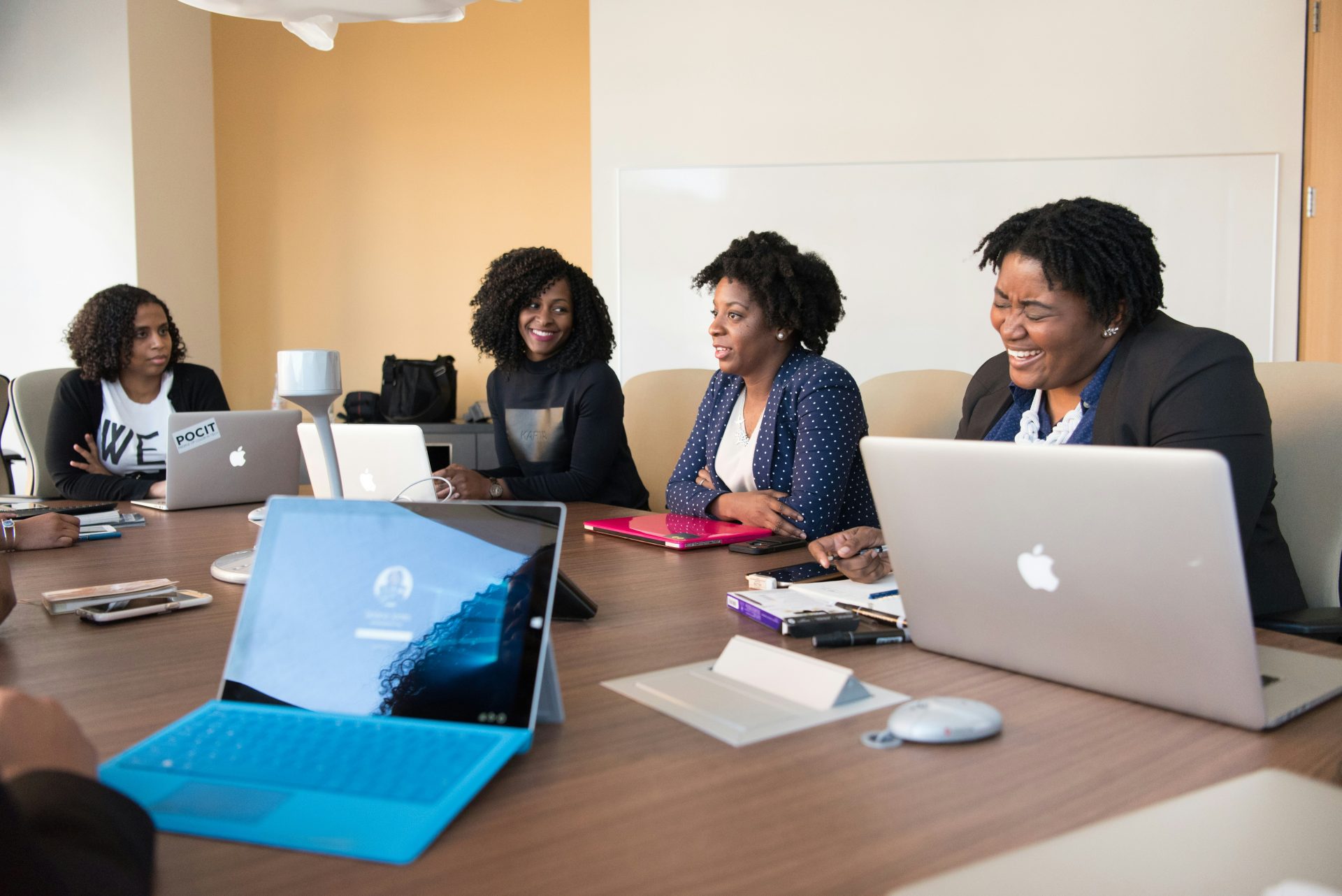 femme utilisant un MacBook